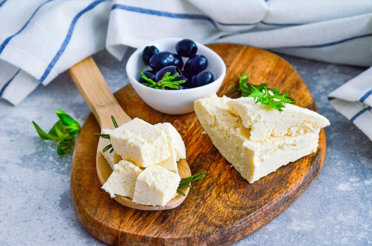 Можно ли приготовить сыр из прокисшего молока