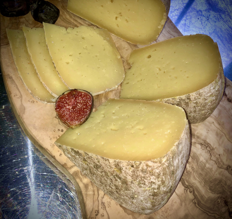 Полумягкий сыр из коровьего молока
